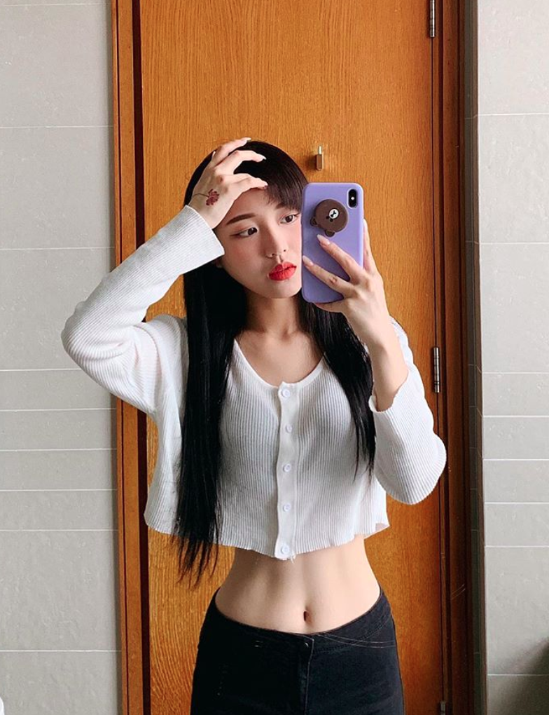 Han Sara tung clip khoe eo chạm mốc kỷ lục 51cm, dẫn đầu Vbiz cuộc chiến vòng 2 với đàn chị Thanh Hằng - Ảnh 4. Han Sara tung clip khoe eo chạm mốc kỷ lục 51cm, dẫn đầu Vbiz cuộc chiến vòng 2 với đàn chị Thanh Hằng - Ảnh 4.