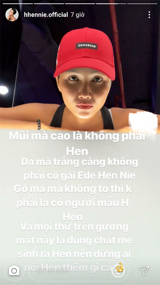 Mỹ nhân Vbiz tự bóc trần khuyết điểm: Hoà Minzy gây sốc với mặt mụn chi chít, Mai Phương Thuý như người khác với 0% make up - Ảnh 12. Mỹ nhân Vbiz tự bóc trần khuyết điểm: Hoà Minzy gây sốc với mặt mụn chi chít, Mai Phương Thuý như người khác với 0% make up - Ảnh 12.